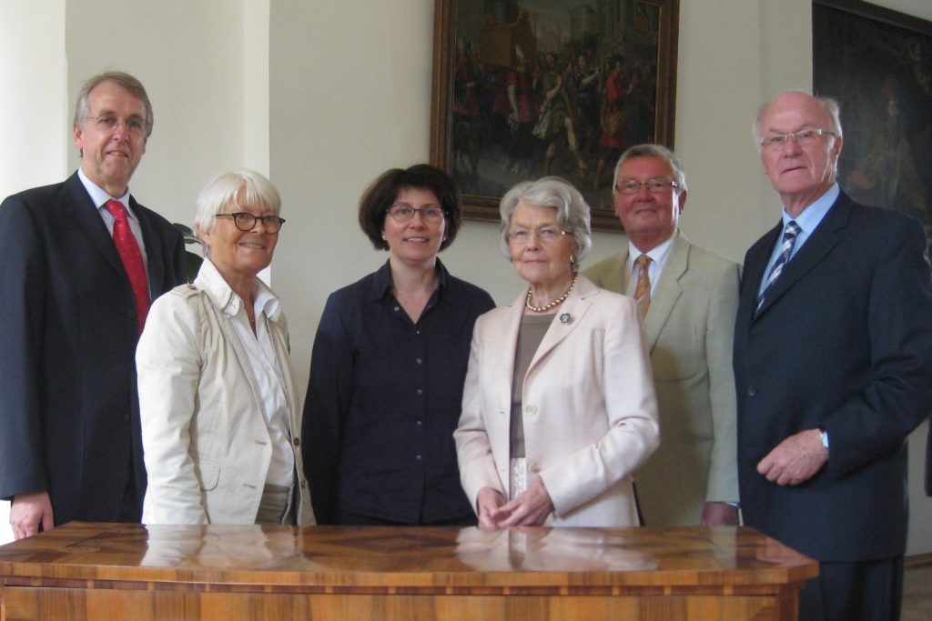 Der Vorstand der Freunde des Museums Abtei Liesborn e.V. v.l.: Winfried Leiting, Wadersloh (stellv. Geschäftsführer), Christine Dittmann, Rheda-Wiedenbrück (stellv. Vorsitzende), Dr. Elisabeth Schwarm (Leiterin Museum Abtei Liesborn), Irmgard Baumhüter, Oelde (Ehrenvorsitzende),Norbert Stuckmann, Wadersloh (Geschäftsführer), Herbert Gövert, Wadersloh (Vorsitzender)