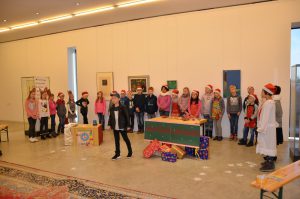 Die Kinder der Klasse 4d üben fleissig das Musical im Museum. Im Vordergrund steht der „Zeitenmann“, der mit einem Solo-Rapp rhythmisch und musikalisch überzeugt.